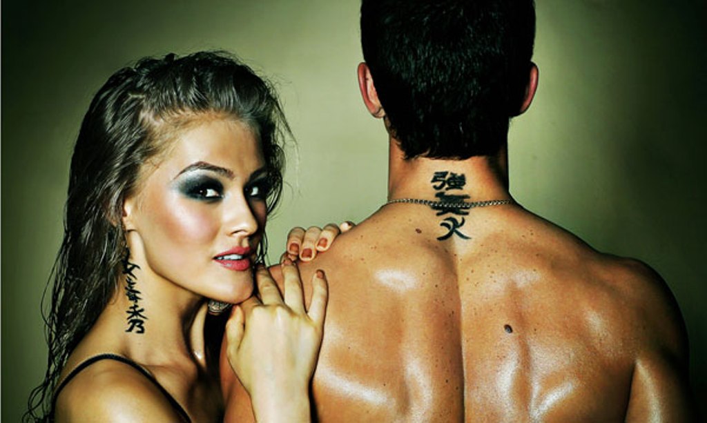 Брюнетка с упругими сиськами и с татуировкой на плече занимается фейсситтингом с ухажером
