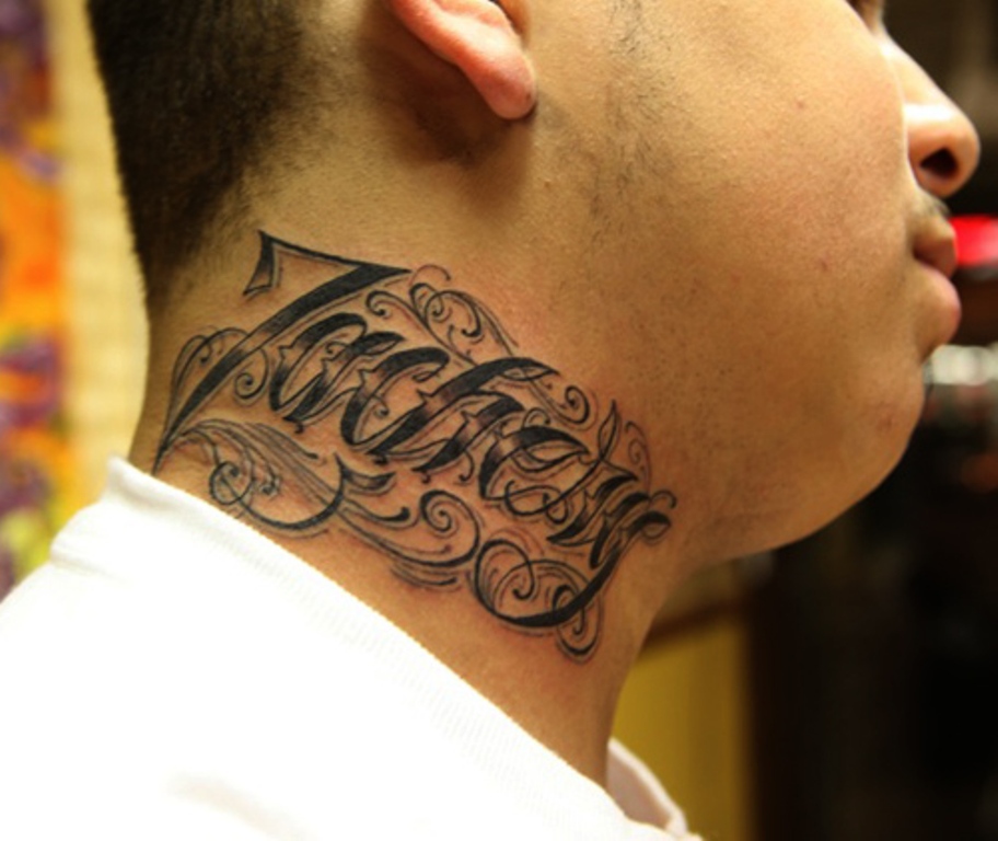 Татуировки мужские на шее надписи